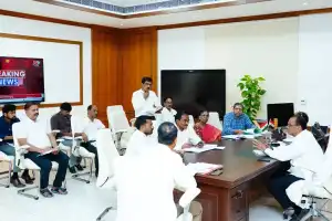 Floods Cause Rs 1,000 Cr Damage to Roads; Komatireddy Requests Detailed Report