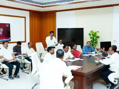 Floods Cause Rs 1,000 Cr Damage to Roads; Komatireddy Requests Detailed Report