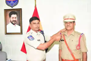Gadwal Police Chief Honors Retiring Officer and Welcomes New Promotion