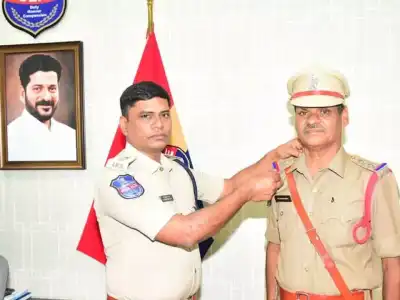 Gadwal Police Chief Honors Retiring Officer and Welcomes New Promotion