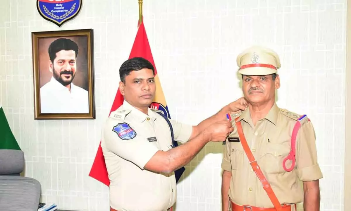 Gadwal Police Chief Honors Retiring Officer and Welcomes New Promotion