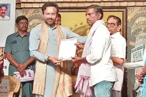 Gadwal weavers honored for supporting traditional weaving