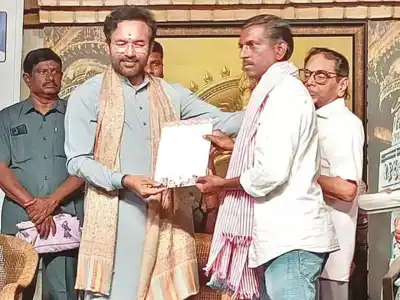 Gadwal weavers honored for supporting traditional weaving