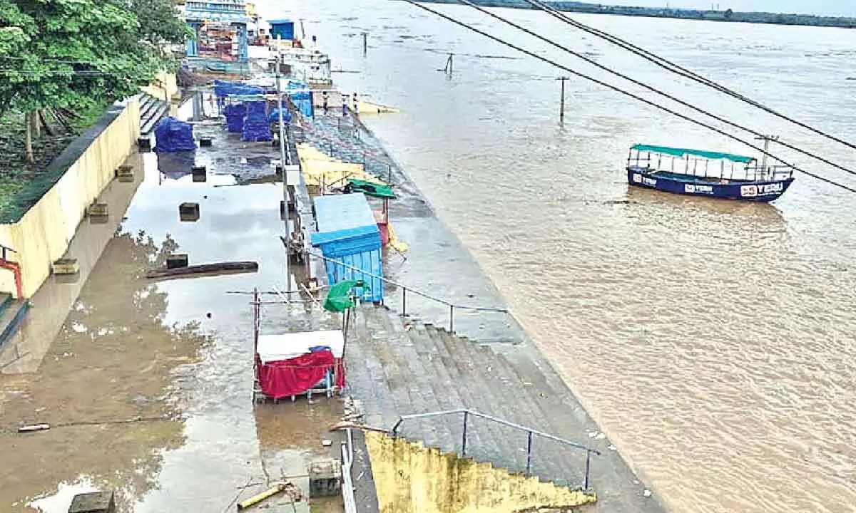 Godavari floods submerge Kalyana Katta and bathing areas