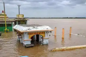Godavari River overflows at Bhadrachalam, reaches 50.8 feet, second alert issued