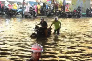 Heavy rain disrupts daily life in Hyderabad