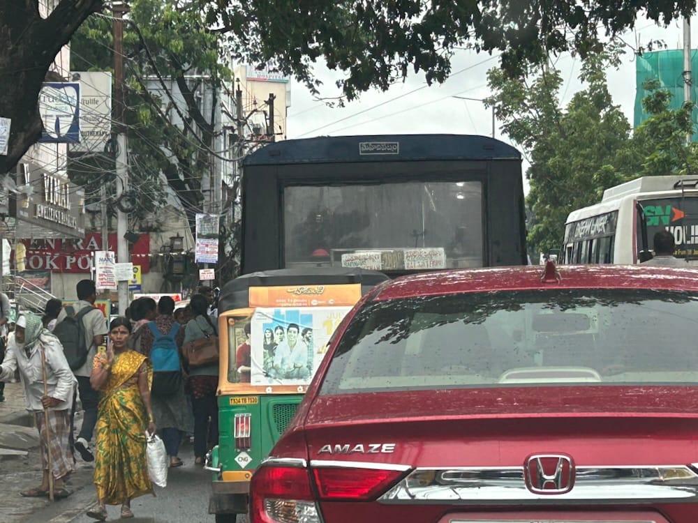 Massive Traffic Jams Continue at Tolichowki–Nanal Nagar Stretch, Citizens Frustrated