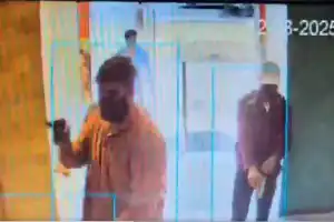 Jewelry Store Robbery Attempt; Six Armed Suspects Flee