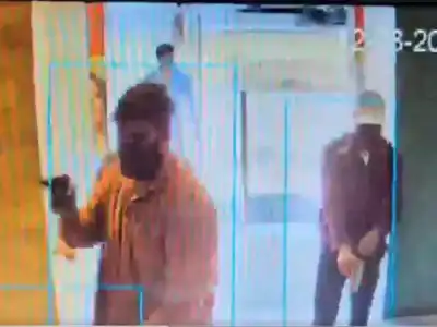 Jewelry Store Robbery Attempt; Six Armed Suspects Flee