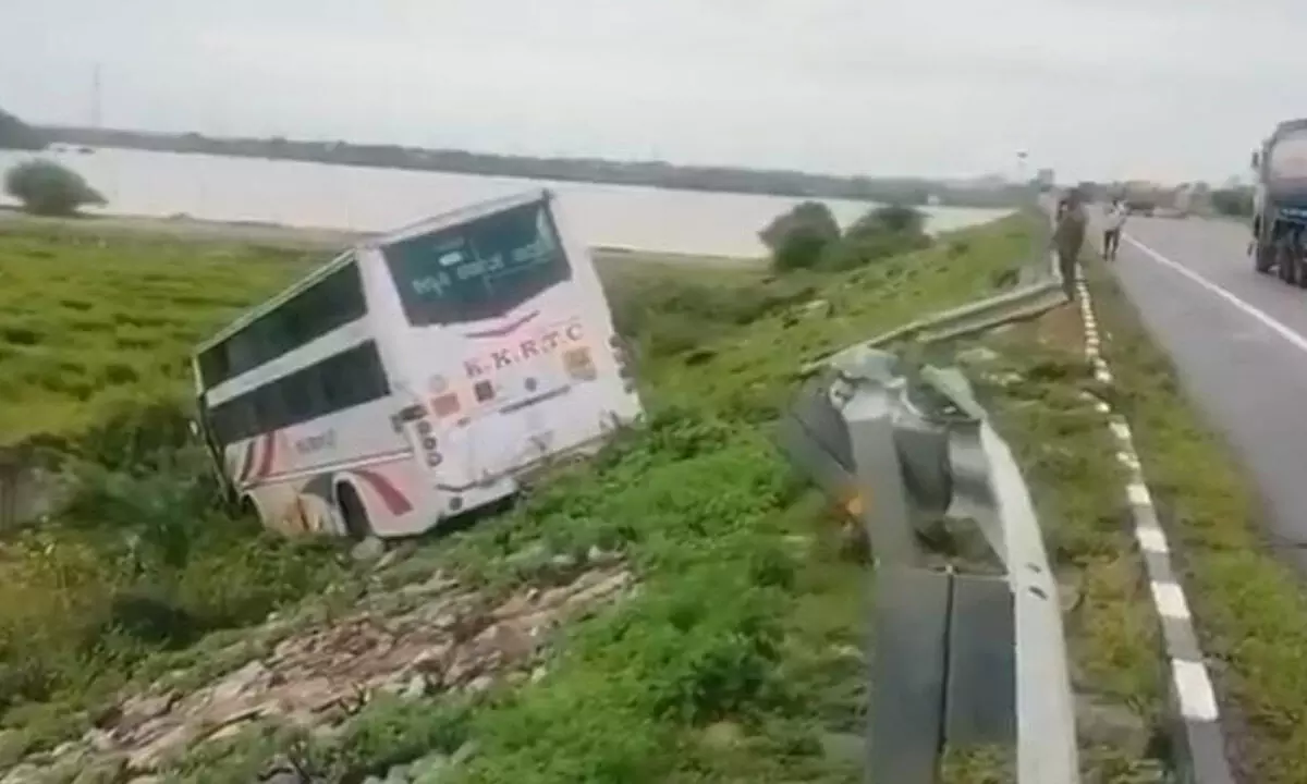 Karnataka bus avoids accident
