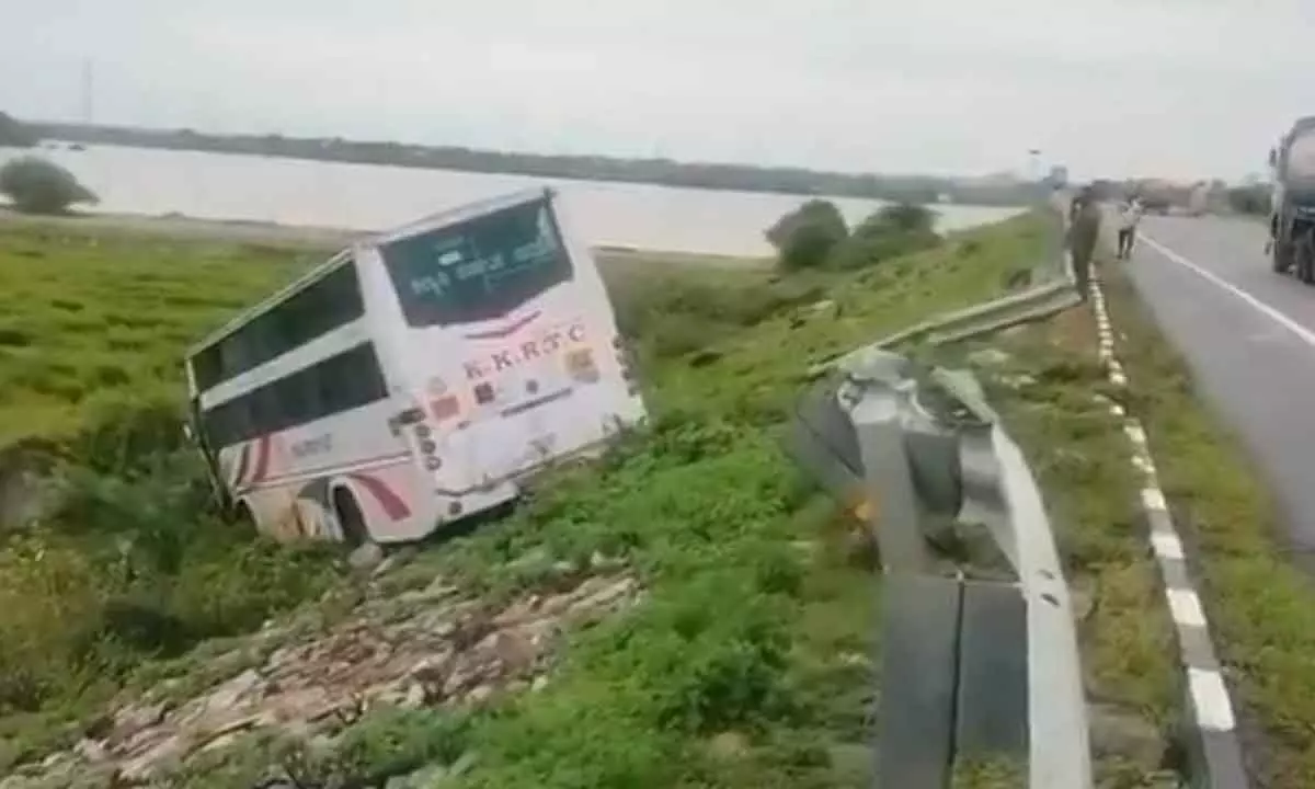 Karnataka RTC bus avoids accident