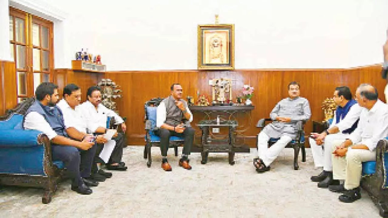 Komatireddy meets Nitin Gadkari with list of key demands