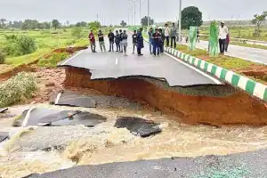 Komatireddy urges officials to stay alert during heavy rains