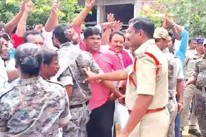 Leaders from BRS and Congress clash in Ailapur