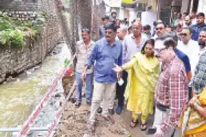 Mayor visits city slums and urges better sanitation