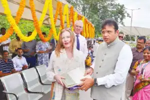 Minister opens waiting area at US Consulate