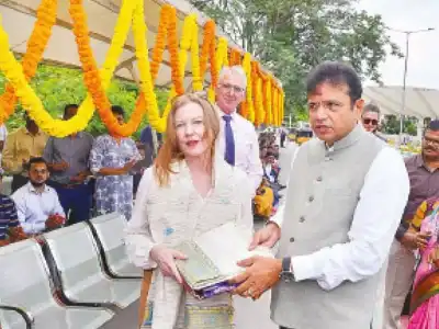Minister opens waiting area at US Consulate