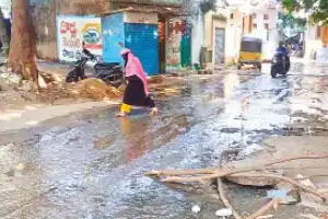 Overflowing sewage causes bad smell in streets of Hyderabad