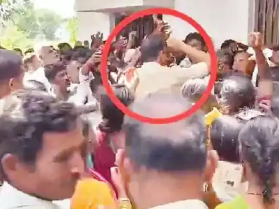 Police officer slaps farmer at urea center
