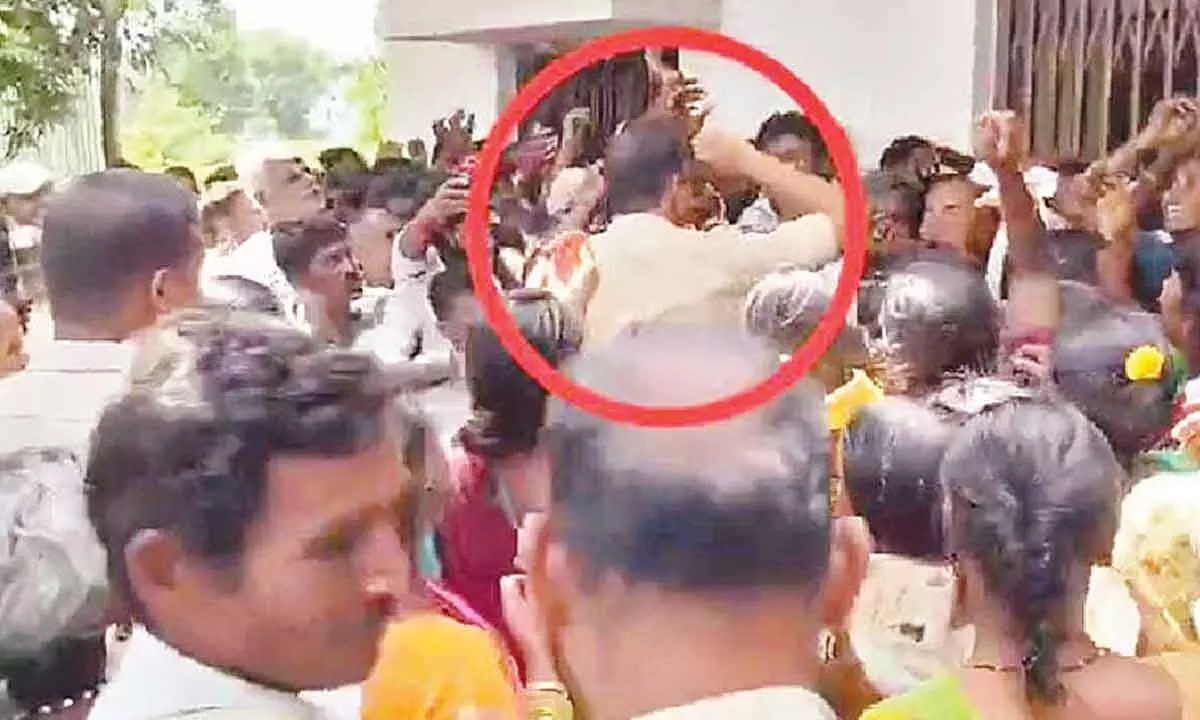 Police officer slaps farmer at urea center