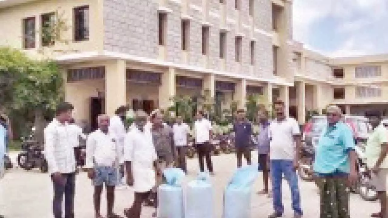 Protests in Nagarkurnool over fake fertilizers