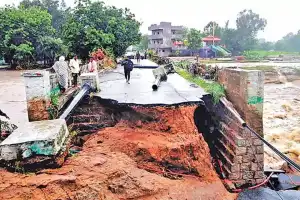 Rain causes traffic jam on NH 44 in Kamareddy
