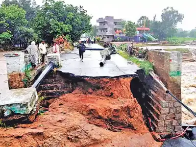 Rain causes traffic jam on NH 44 in Kamareddy