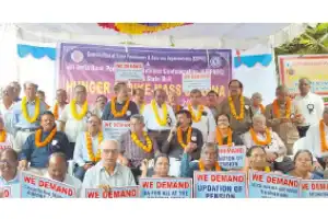Retired bank workers go on hunger strike for pension update