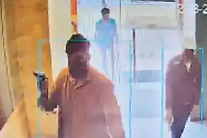 Six robbers steal jewels from gold shop in daytime heist