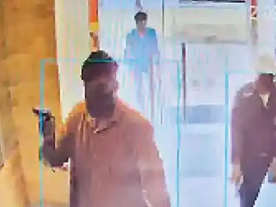 Six robbers steal jewels from gold shop in daytime heist