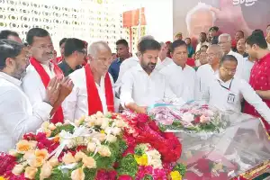 Suravaram Sudhakar Reddy given state honors at funeral