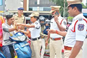 Traffic police put rakhis on drivers without helmets