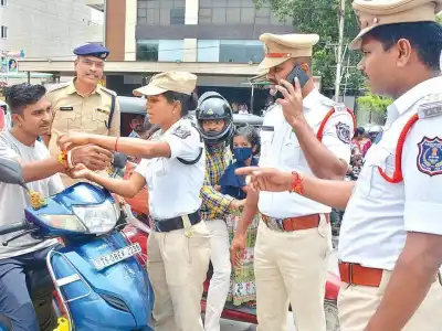 Traffic police put rakhis on drivers without helmets