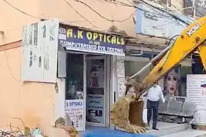 City clears illegal structures from sidewalks