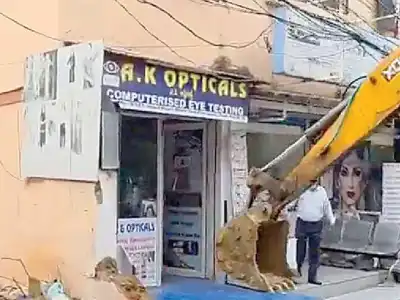 City clears illegal structures from sidewalks