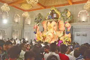 Crowds of worshippers gather in Balapur