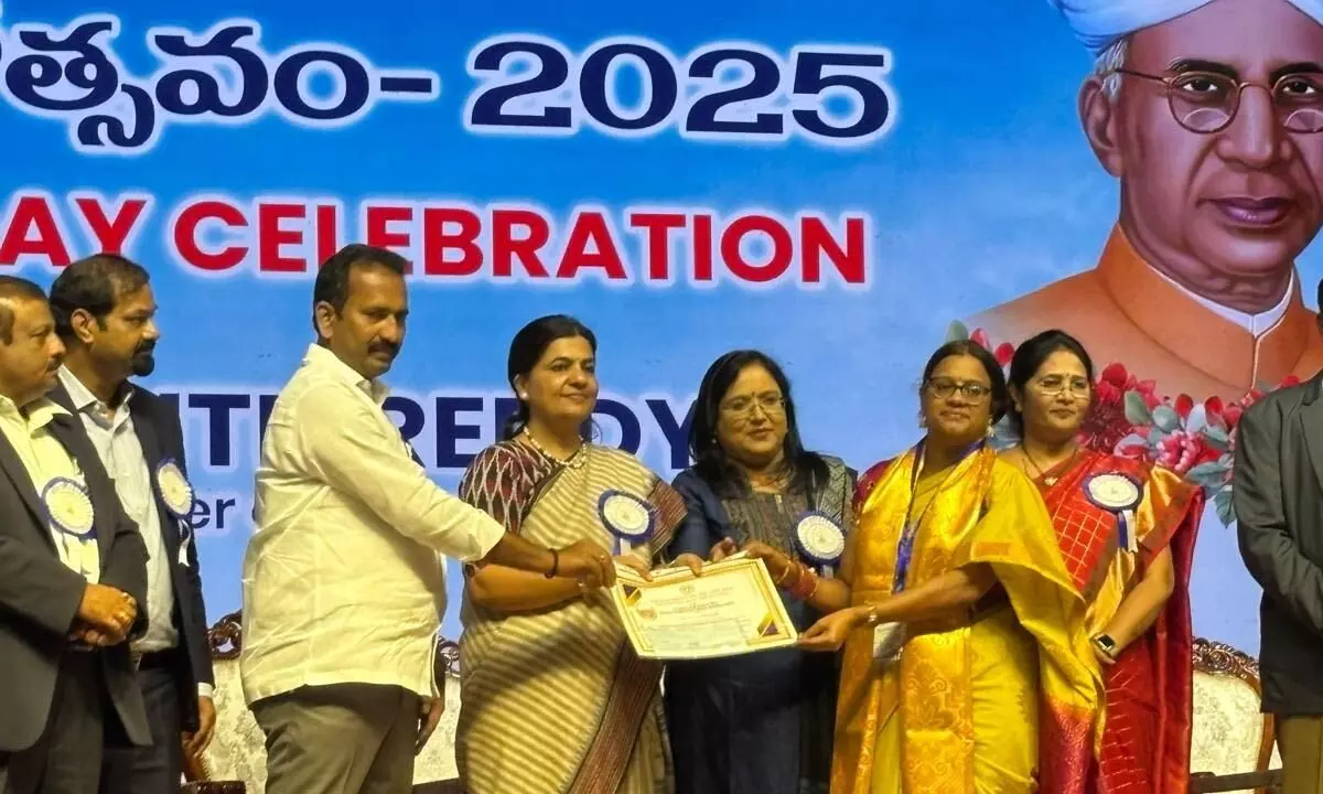 Dr. Geethanjali Wins Best Teacher Award