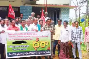 Farmers ask for urea and land documents