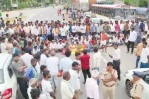 Farmers rush to get urea from one truck that doesn’t meet their needs