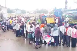 Farmers wait for hours to get urea