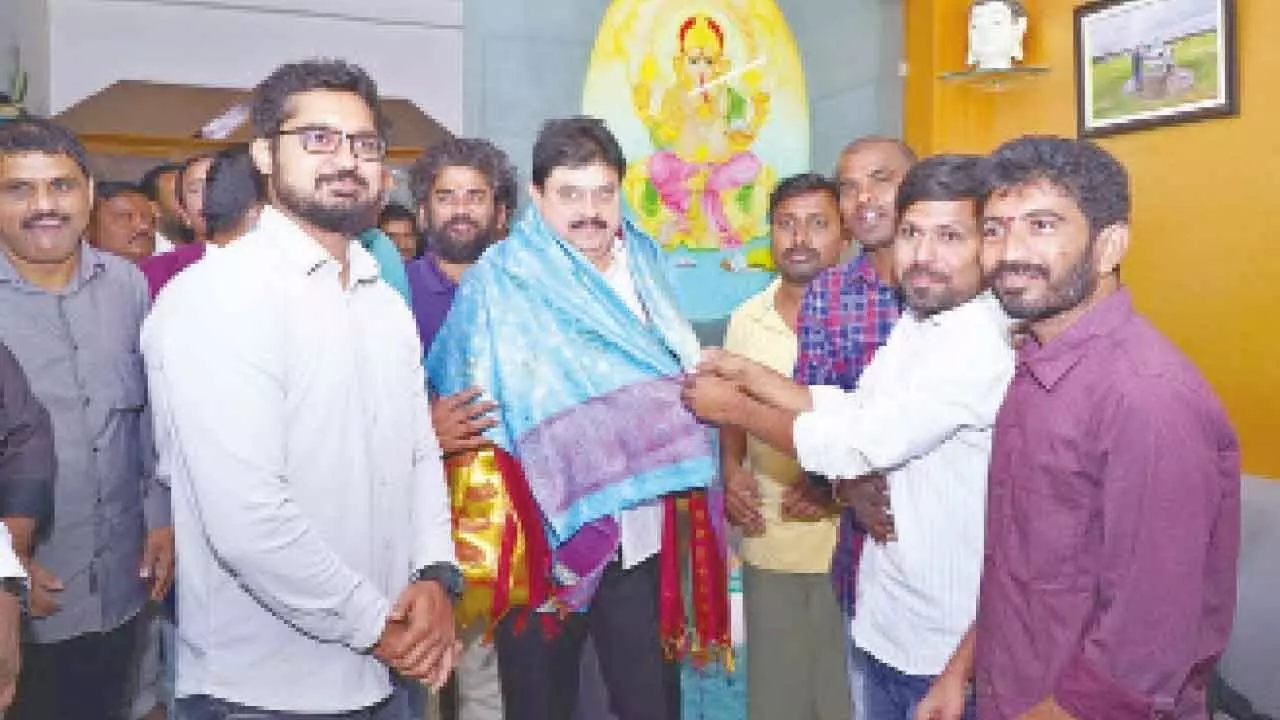 Group-1 candidates thank NRR for Telangana High Court decision