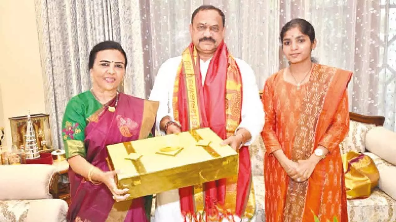 Jhansi MLA gives a big celebration for TPCC chief