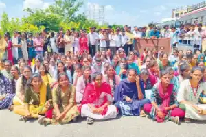 JNTU students block road
