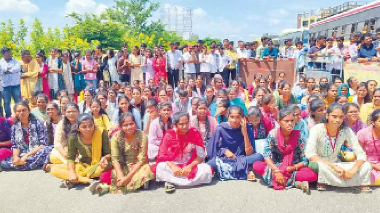 JNTU students block road