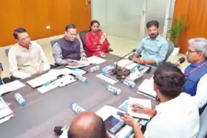 Kavya suggests bus stop near Kazipet railway station