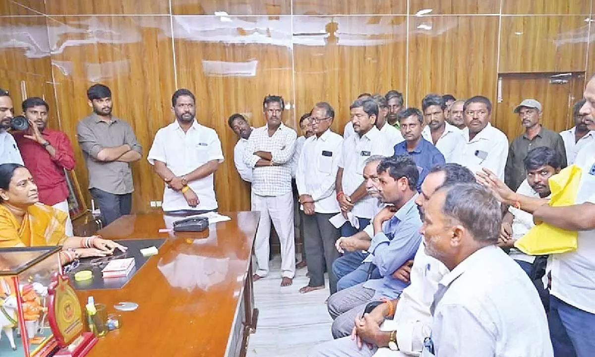 Konda Surekha aims to fully develop Warangal East