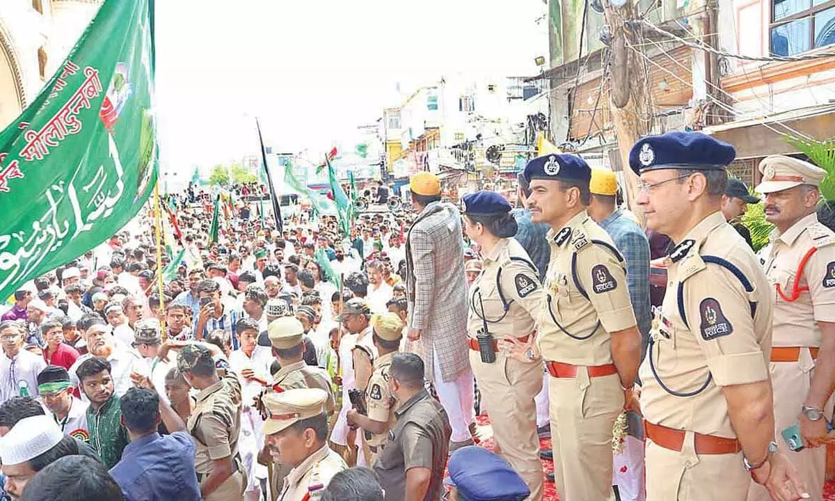 Muslims hold large Milad-un-Nabi procession in city