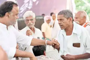Rajagopal Reddy promises justice for people displaced by triple R road