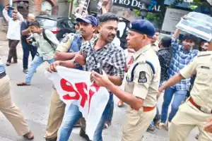 SFI protests to demand unpaid fee reimbursements