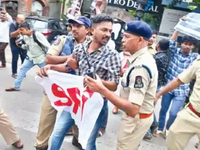 SFI protests to demand unpaid fee reimbursements